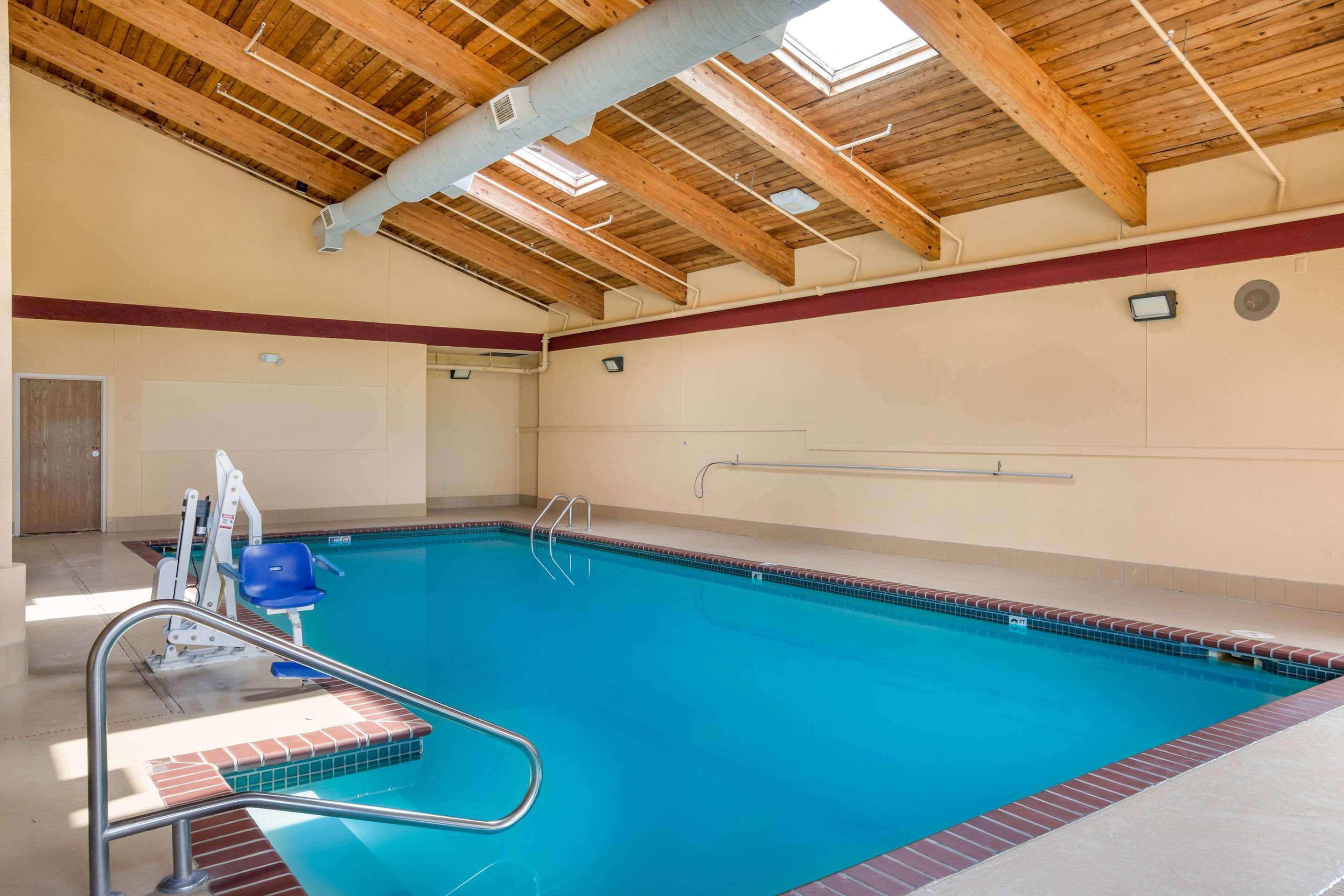 Quality Inn & Suites Lawrence - University Area Esterno foto