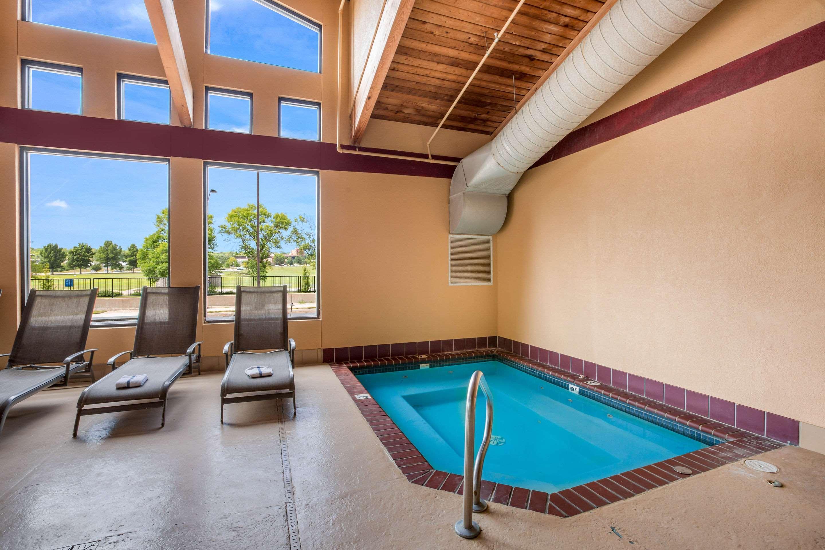 Quality Inn & Suites Lawrence - University Area Esterno foto